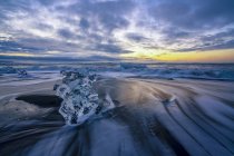 Мальовничим видом красивого пляжу Diamond при сходом сонця, Jokulsarlon, Vatnajokull льодовика Національний парк, Ісландія — стокове фото