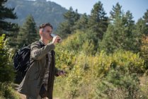 Wanderer stehen im Wald und trinken Wasser, Bosnien und Herzegowina — Stockfoto