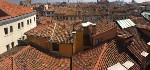 Vista panorâmica dos telhados em veneto, Veneza — Fotografia de Stock