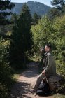 Турист, сидящий на скале питьевой воды, Босния и Герцеговина — стоковое фото