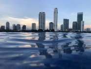 Vista del horizonte de la ciudad a través de una piscina, Bangkok, Tailandia - foto de stock