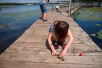 Trois enfants pêchent sur un quai en été, États-Unis — Photo de stock