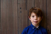 Портрет улыбающегося мальчика с веснушками — стоковое фото