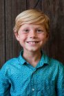 Ritratto di un ragazzo sorridente con lentiggini — Foto stock