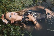 Портрет женщины, лежащей в озере, Россия — стоковое фото