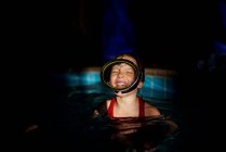 Porträt eines glücklichen Mädchens in einem Schwimmbad mit einer überdimensionalen Tauchermaske — Stockfoto