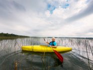 Senior woman kayak on a lake, États-Unis — Photo de stock