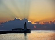 Silhouette d'un phare au coucher du soleil, La Valette, Malte — Photo de stock