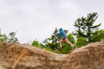 Junge springt auf Sanddünen, Vereinigte Staaten — Stockfoto
