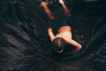 Ansicht eines Jungen, der in einem See schwimmt, Vereinigte Staaten — Stockfoto