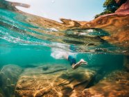 Unterwasseraufnahme eines Jungen beim Schwimmen im Lake Superior, USA — Stockfoto