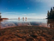 Drei Kinder segeln auf einem See auf einem Holzfloß, Lake Superior, Vereinigte Staaten — Stockfoto