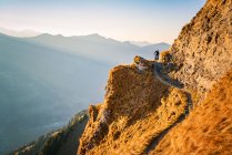 Homem de bicicleta de montanha nos Alpes austríacos ao pôr do sol perto de Gastein, Salzburgo, Áustria — Fotografia de Stock