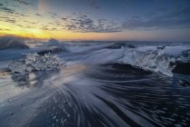 Мальовничим видом Діамантовий берег при сходом сонця, Jokulsarlon, Vatnajokull льодовика Національний парк, Ісландія — стокове фото
