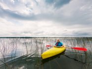 Mulher sênior caiaque em um lago, Estados Unidos — Fotografia de Stock