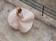 Vue aérienne d'une femme dansant dans la rue, La Valette, Malte — Photo de stock