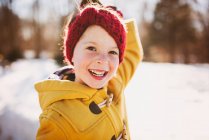 Retrato de una chica sonriente en la nieve, Estados Unidos - foto de stock