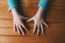 Mains de fille avec vernis à ongles et stylo marqueur — Photo de stock
