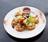 Grilled prawn salad with barbecue dressing — Stock Photo