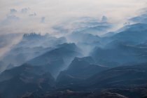 Туманный горный пейзаж на восходе солнца, Национальный парк Бромо Тенггер Семеру, Восточная Ява, Индонезия — стоковое фото