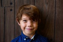 Retrato de un niño sonriente con pecas - foto de stock