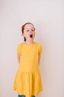 Retrato de una niña bostezando - foto de stock