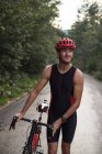 Ciclista em lycra andando por uma estrada, Bósnia e Herzegovina — Fotografia de Stock