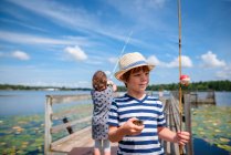 Due bambini che pescano su un molo in estate, Stati Uniti — Foto stock