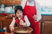 Бабушка учит свою внучку печь — стоковое фото