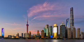 Міські горизонти на заході сонця, Шанхай, Китай — стокове фото