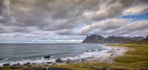 Vue panoramique sur la plage d'Uttakleiv, Lofoten, Nordland, Norvège — Photo de stock