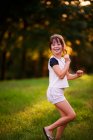 Retrato de una chica sonriente bailando en el parque - foto de stock