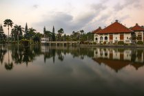 Мальовничий вид на Тамані Уюнг палац води, Seraya, Karangasem, Балі, Індонезія — стокове фото