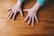 Mãos de menina com esmalte e caneta marcador — Fotografia de Stock