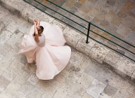 Над головою відкривається вид на жінку, яка танцює на вулиці (Валлетта, Мальта). — стокове фото