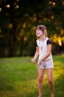 Retrato de una chica sonriente bailando en el parque - foto de stock