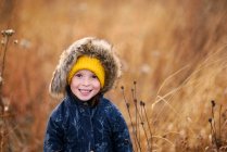 Retrato de uma menina sorridente em pé em um campo, Estados Unidos — Fotografia de Stock