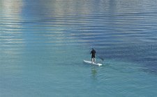 Vista trasera de un hombre paddleboarding, Birzebugga, Malta - foto de stock