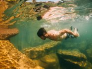 Hombre nadando bajo el agua, Lake Superior, Estados Unidos - foto de stock