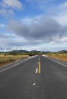 Порожній пряма дорога веде до гори, Нова Зеландія — стокове фото