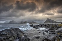 Vista panorámica del majestuoso paisaje con olas aplastándose sobre rocas - foto de stock