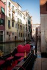 Malerischer Blick auf die Gondel, die an einem Kanal festgemacht hat, Venedig, Venetien, Italien — Stockfoto