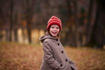 Retrato de uma menina sorridente em pé na floresta, Estados Unidos — Fotografia de Stock