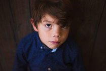 Портрет сумного хлопчика з веснянками — стокове фото