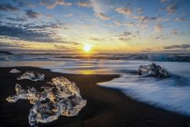 Malerischer Blick auf den wunderschönen Diamantstrand bei Sonnenaufgang, jokulsarlon, Vatnajokull Glacier National Park, Island — Stockfoto