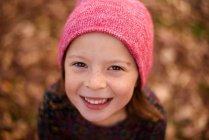 Retrato de uma menina sorridente em pé ao ar livre, Estados Unidos — Fotografia de Stock