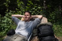 Wanderer rastet im Wald gegen Baumstumpf aus, Bosnien und Herzegowina — Stockfoto