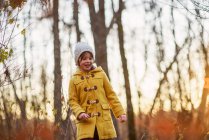 Retrato de uma menina sorridente na floresta, Estados Unidos — Fotografia de Stock