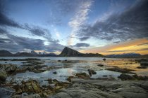 Malerischer Blick auf lille sandnes bei Sonnenuntergang, erhabene Inseln, Nordland, Norwegen — Stockfoto