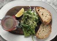 Vista ravvicinata di patè, insalata e pane fresco — Foto stock
